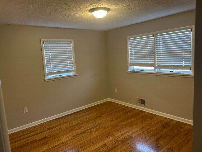 Building Photo - 2328 Farnsley Rd