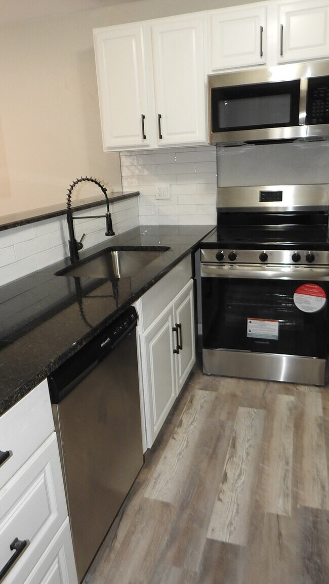 Building Photo - Incredibly spacious 4 bedrooms and 2 baths top-floor duplex located on Elmwood Ave in Kansas City...