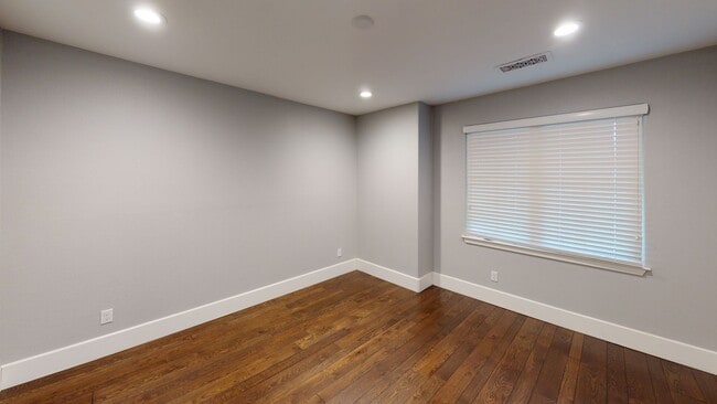 Building Photo - Updated 3 Bedroom (+ bonus room), 3.5 bath...