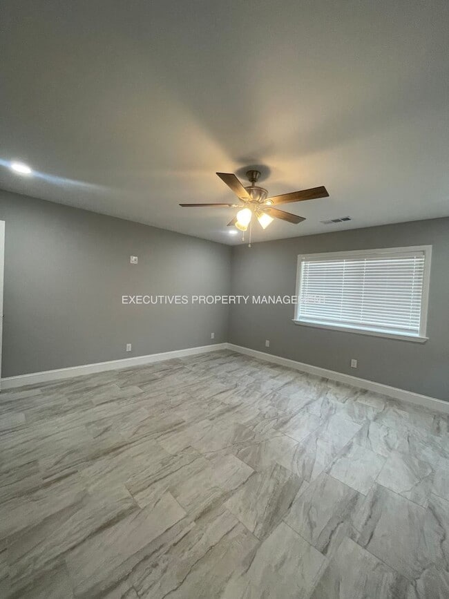 Building Photo - 1957 CA-140