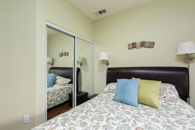 Building Photo - Fully furnished luxury 3br townhome with garage in gated Summerlin community