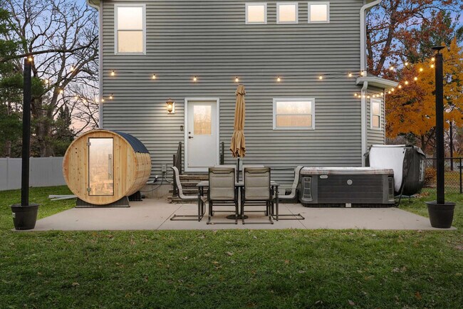 Building Photo - 924 Capital St