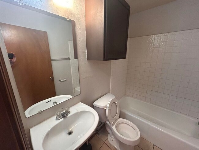 Building Photo - 1912 SW D Ave