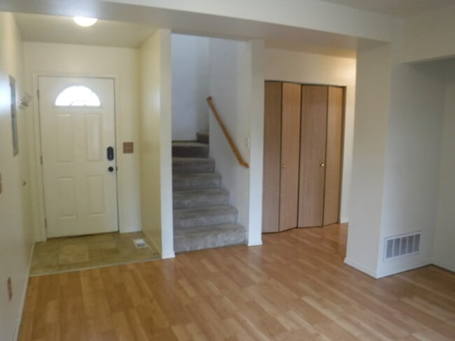 Building Photo - Townhouse with a private yard