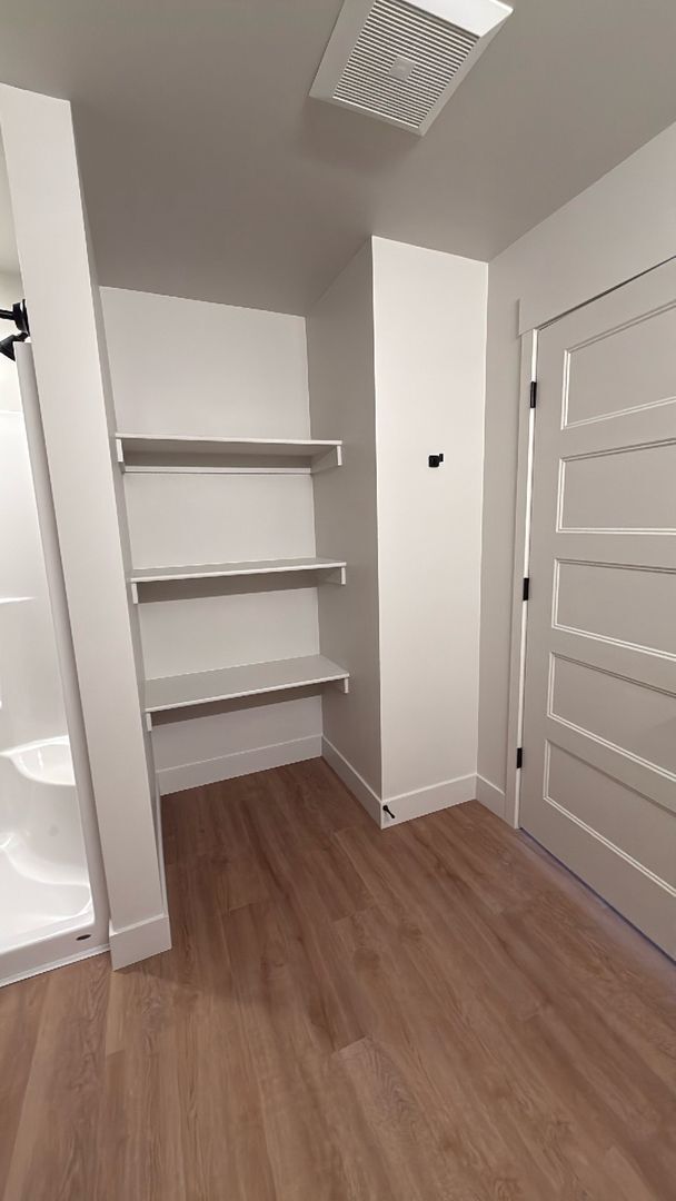 Building Photo - 2 bed 2 bath apartment (FIRST MONTH RENT F...