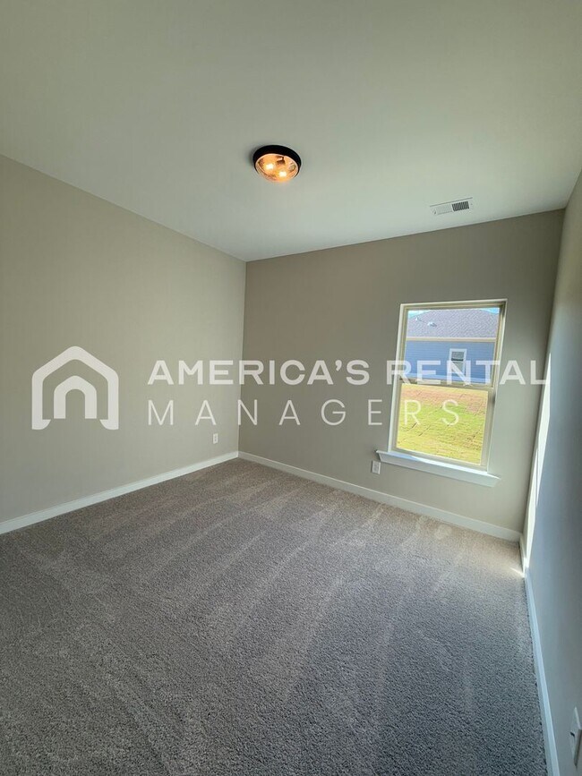 Building Photo - DEPOSIT PENDING! Home for rent in Riverside! Available to View Now!