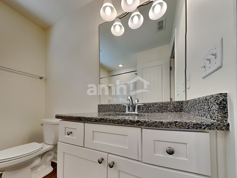 Building Photo - 3120 Creek Village Ln