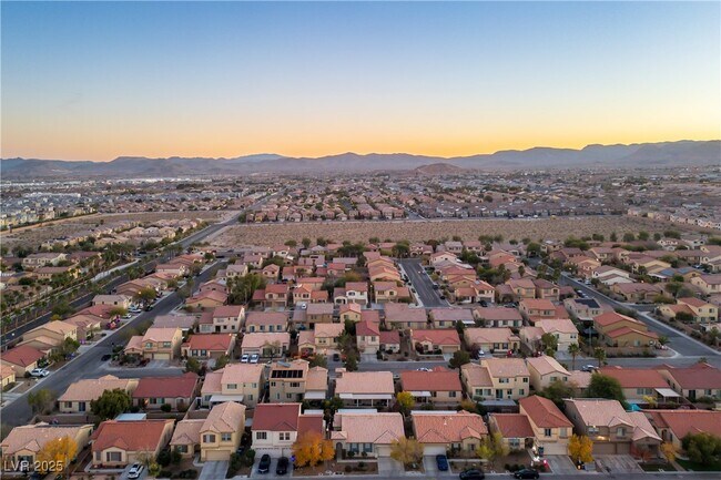 Building Photo - 7423 Cleghorn Canyon Way