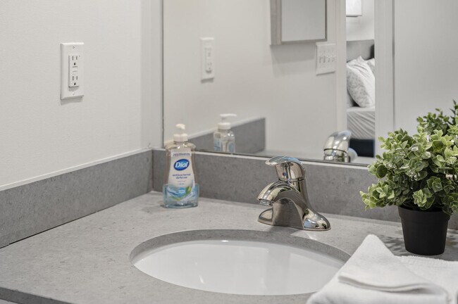 Building Photo - 601 Albany St