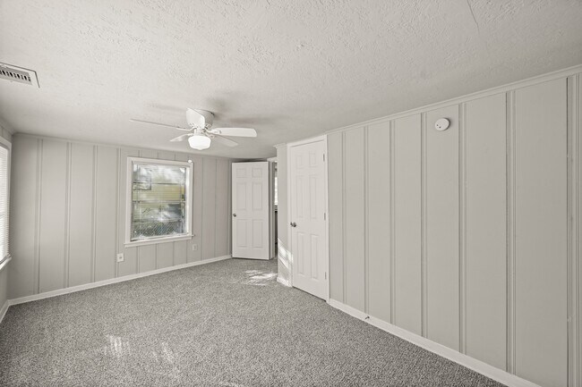 Building Photo - 203 W Hart Ave