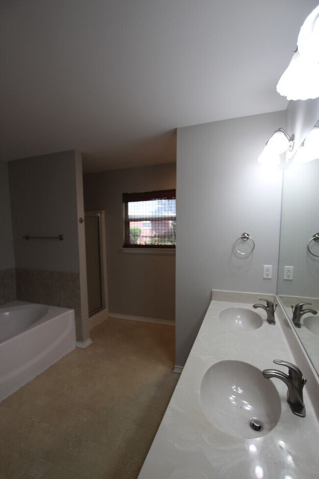Building Photo - Stunning 4 Bedroom in Tyler! Available in ...