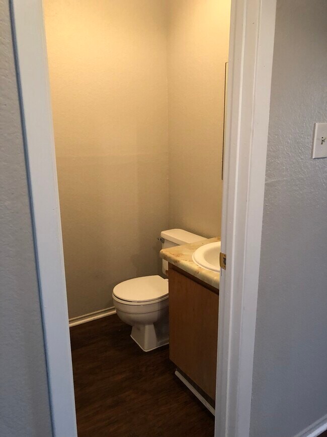 Building Photo - 909 NW Summercrest Blvd