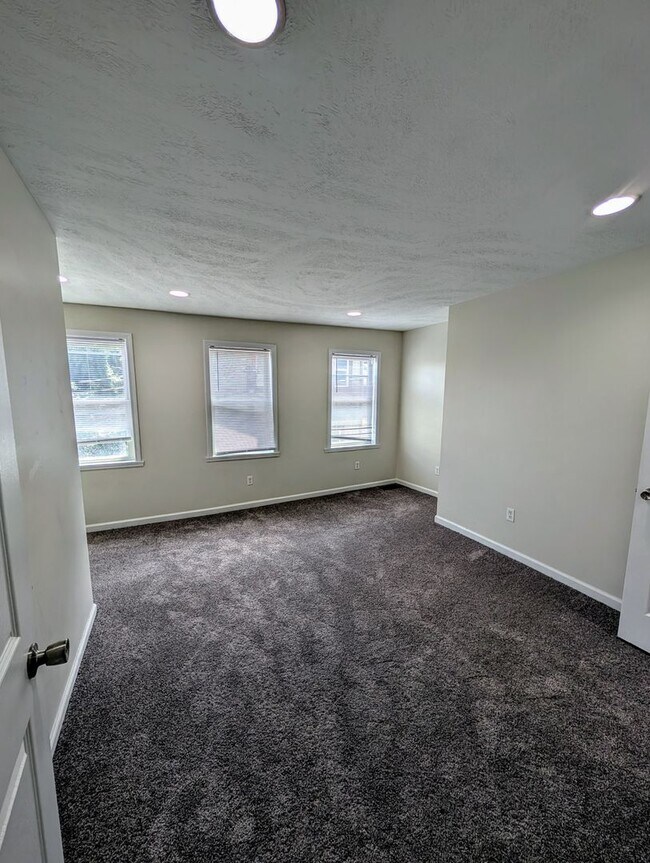 Building Photo - Large 3 Bedroom on a quiet street with Off Street Parking