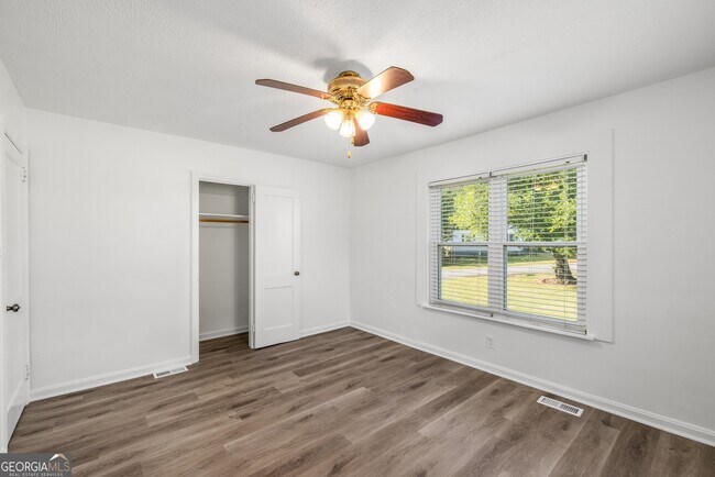 Building Photo - 1801 Crestridge Dr SE