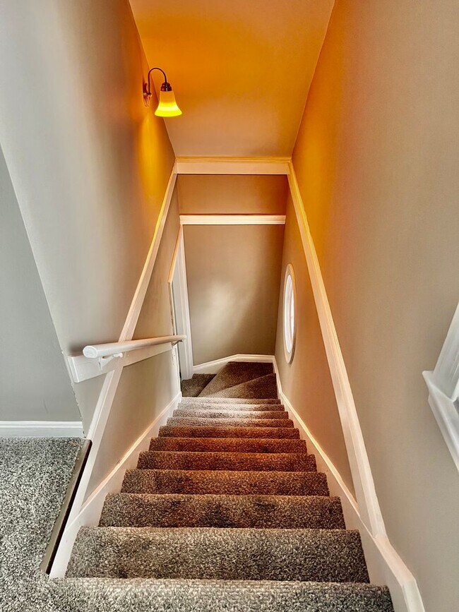 Building Photo - Adorable home located in St. Matthews