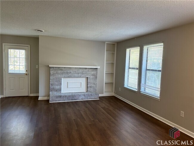 Building Photo - 120 Pinehurst Ct