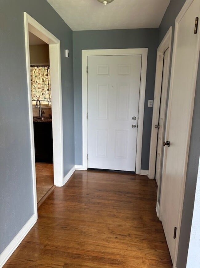 Building Photo - Harwood Floors - Granite Countertops - Mid...