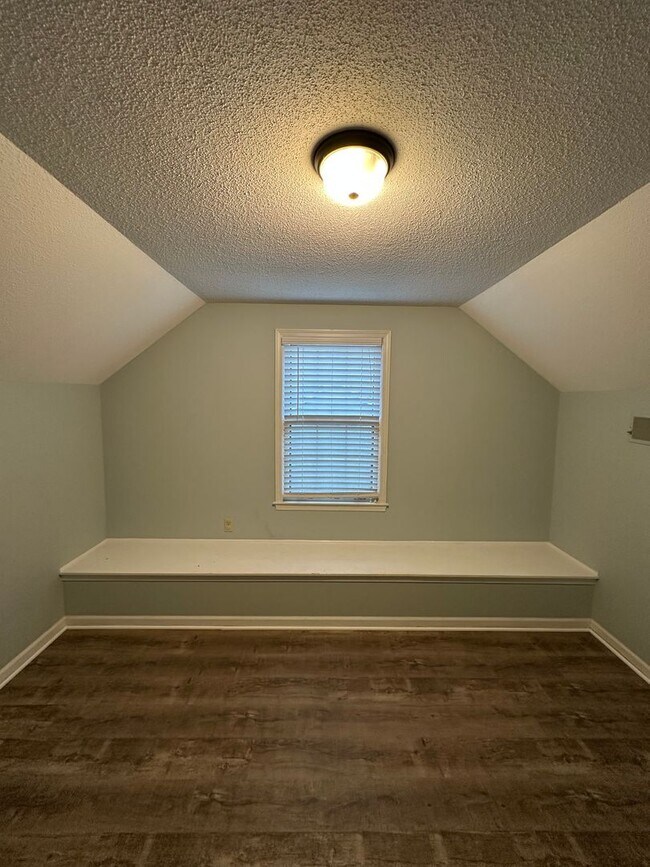 Building Photo - Showings may begin 7/1/26. Spacious Germantown home! Walking distance to Farmington Elementary. S...
