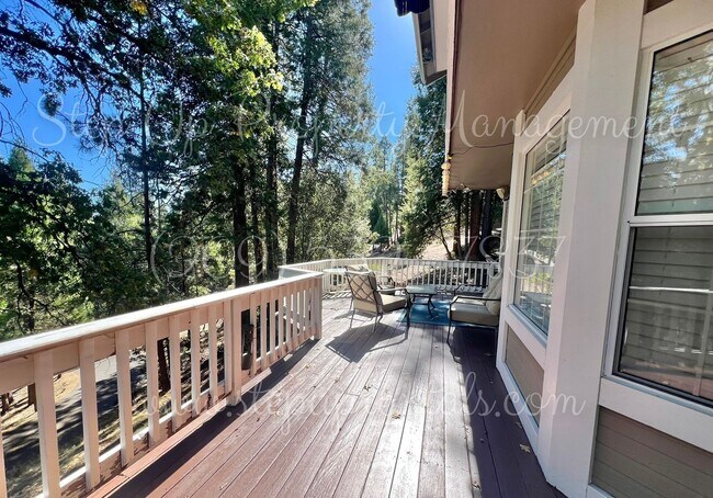 Building Photo - Charming 3-Bedroom Retreat in Gated Grovel...