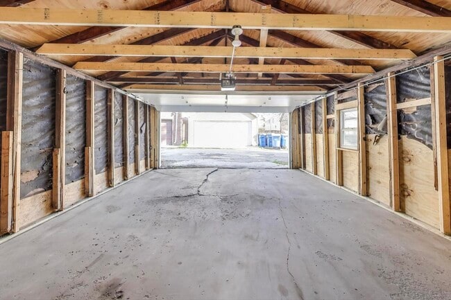 Building Photo - 1612 W Erie St