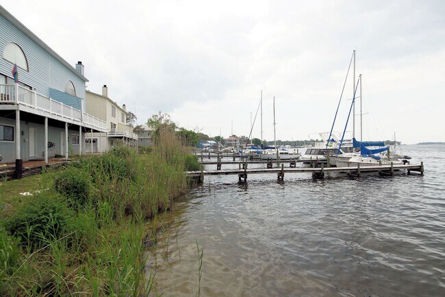 Building Photo - Waterfront Townhome in Central Niceville