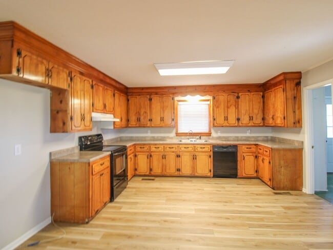 Building Photo - Well maintained brick home in a fantastic location!