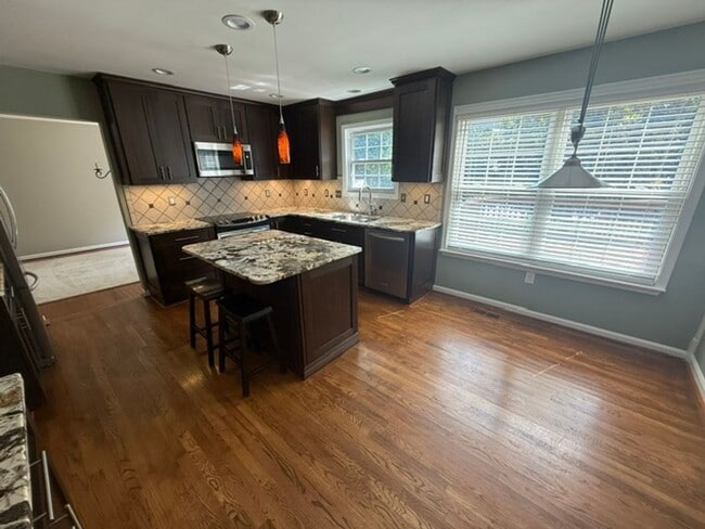 Building Photo - Lovely and Spacious 3 Bedroom 2.5 Bathroom...