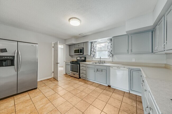 Building Photo - Move-In Ready 4 Bedroom Home in the Heart of Champaign