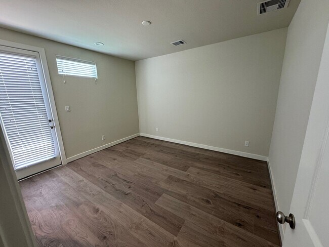 Building Photo - 3013 Hicks St