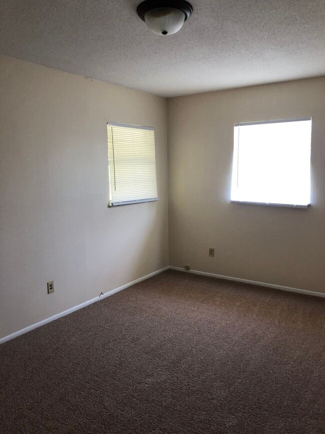 Building Photo - PET FRIENDLY... 3/2/1 RENTAL HOUSE IN THE ...