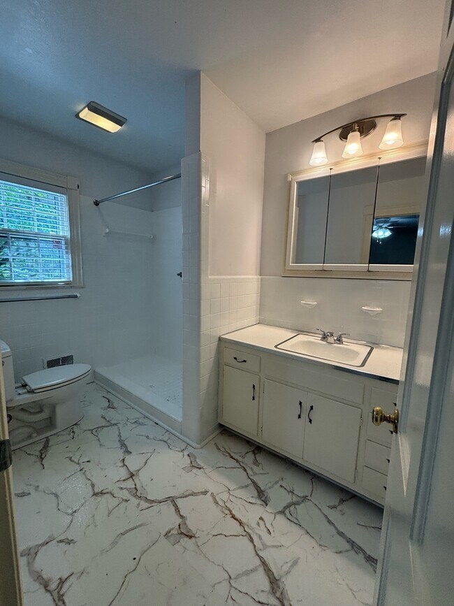 Building Photo - 1513 Raeford Rd