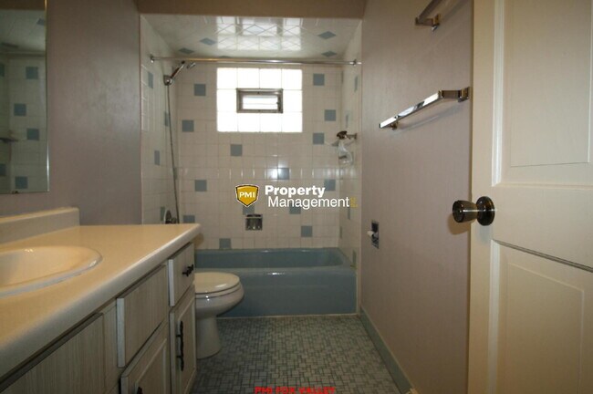 Building Photo - LARGE 2 BEDROOM / 1.5 BATHROOM