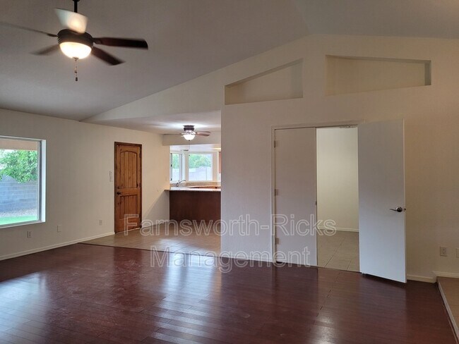 Building Photo - 5407 E Catalina Ave