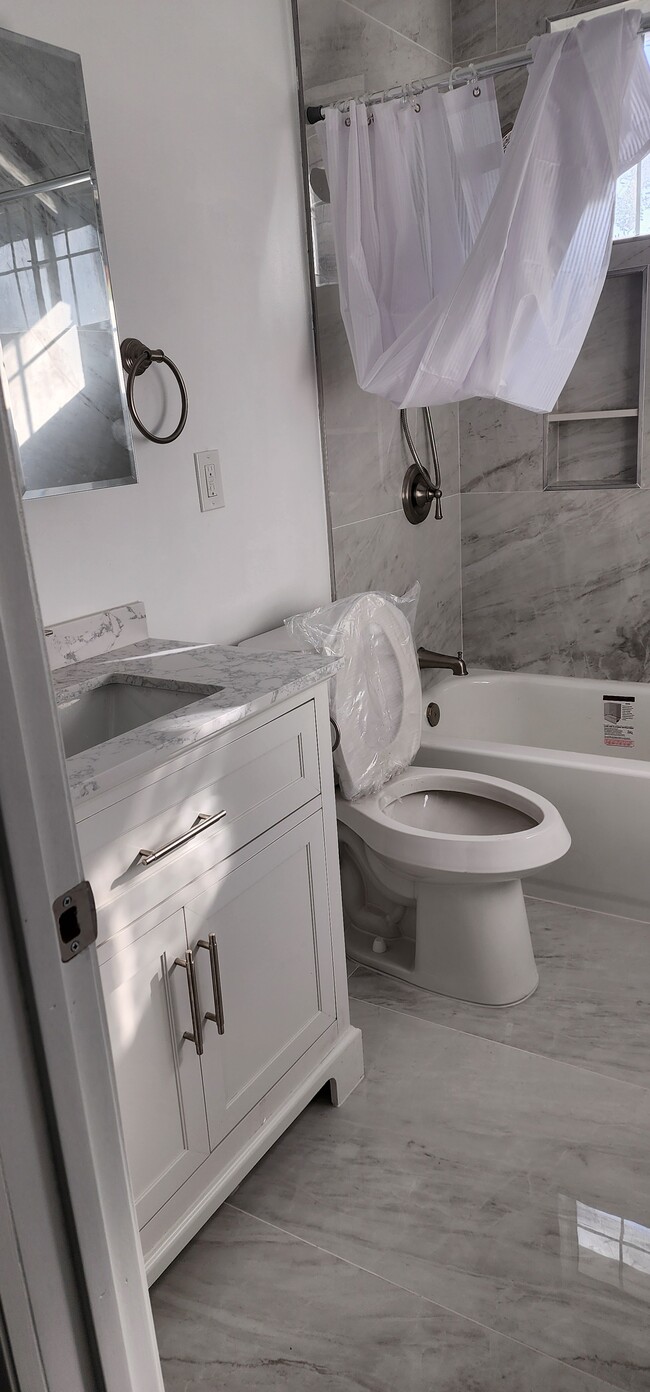 Building Photo - 823 Worcester Ave