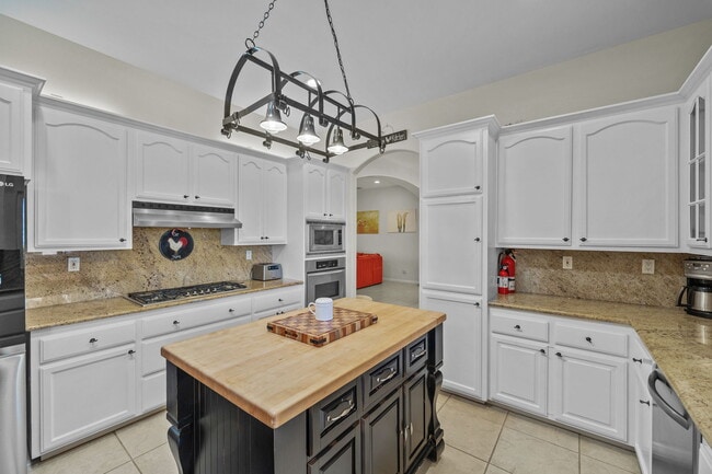 Building Photo - 15830 Rawhide Ln
