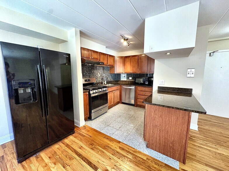 Building Photo - 2115 W Farwell Ave