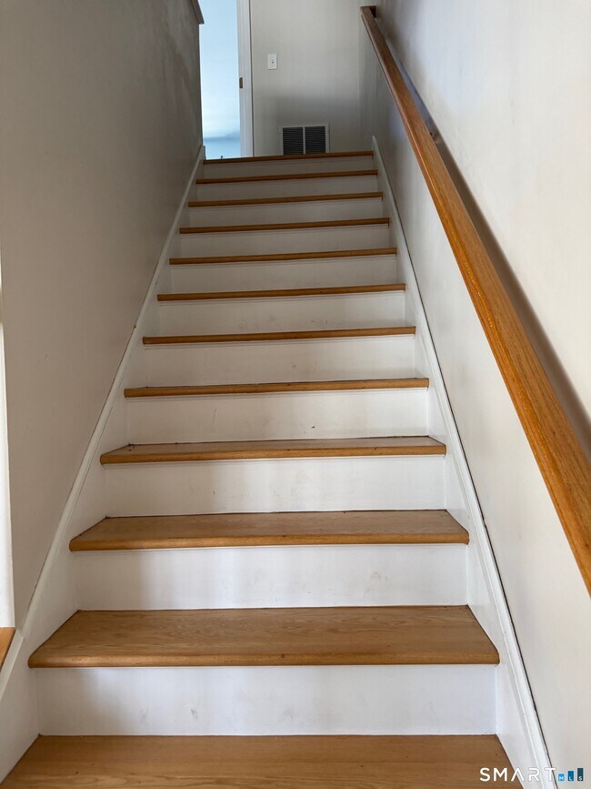 Building Photo - 108 Mohican Ave