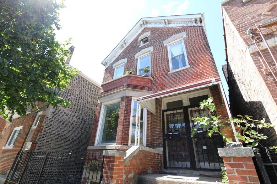 Building Photo - 2440 S Oakley Ave