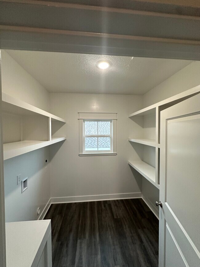 Building Photo - 1713 Bilbo St