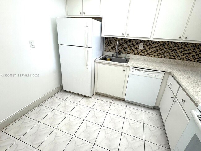 Building Photo - 1000 Parkview Dr