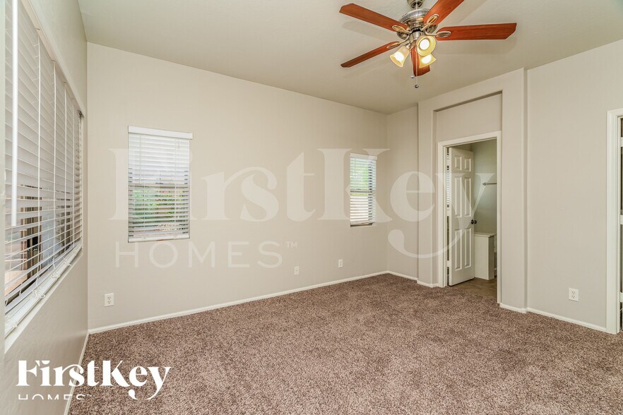 Building Photo - 931 W Oak Tree Ln