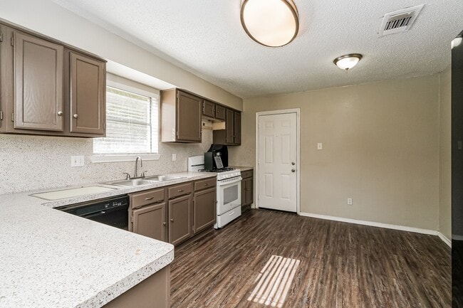 Building Photo - 15511 Evergreen Grove Dr