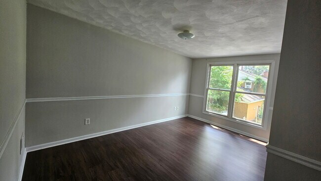 Building Photo - 445 W Chickasaw Rd