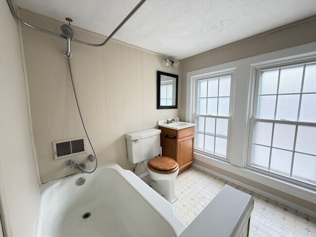 Building Photo - 825 Parkway Dr