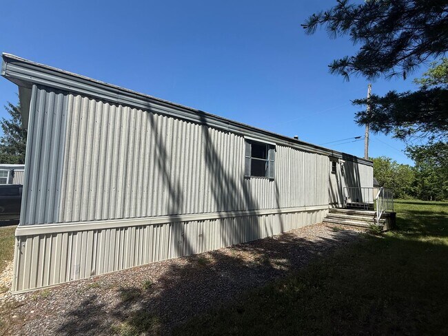 Building Photo - 415 Meadowbrook Rd