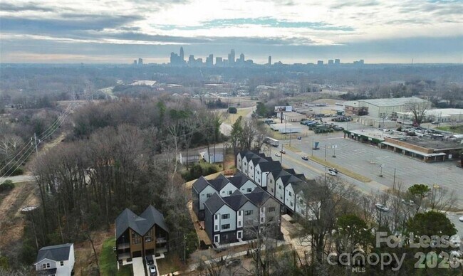 Building Photo - 1114 Ivan Dr