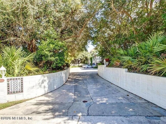 Building Photo - 2009 Seminole Rd