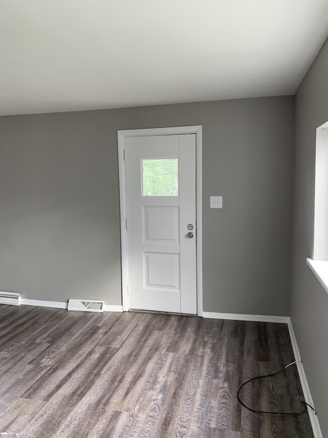 Building Photo - 555 New Alexandria Rd