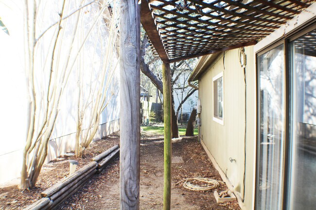 Building Photo - Lovely rental home near UTSA and USAA. Rea...