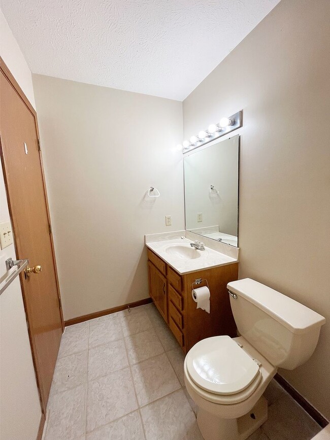 Building Photo - Large 2 Bedroom Condo